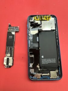 Apple-iPhone-14-Plus-motherboard-disassembly