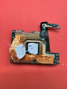 Apply-thermal-paste-after-installing-the-CPU-and-ROM-on-ASUS-ZenFone8