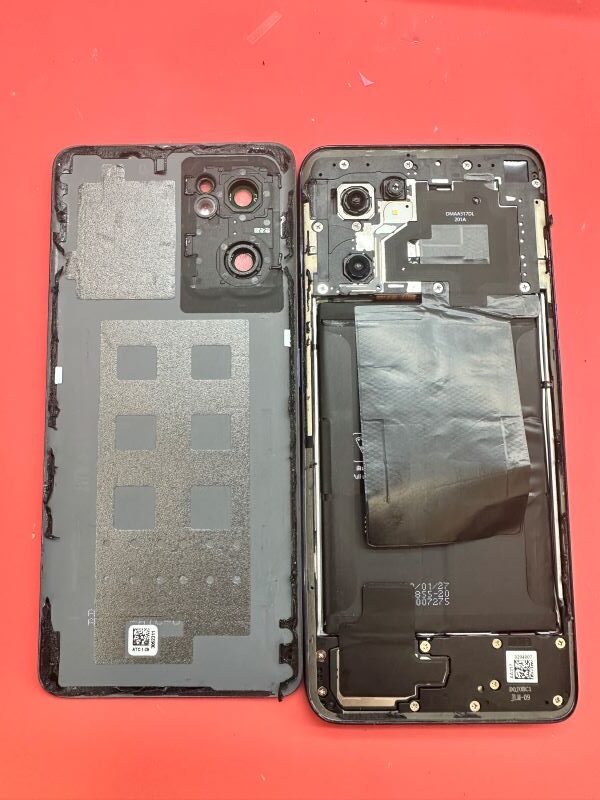 OPPO-RENO7-5G-disassembles-the-phone-cover