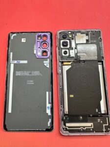 Samsung-S20-FE-mobile-phone-is-heated-and-the-back-cover-is-removed